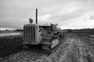 Historický pásový traktor Caterpillar D2 na poli