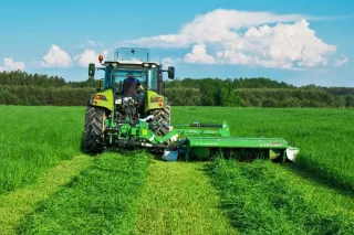 Traktor se žacím strojem SaMASZ při sečení trávy