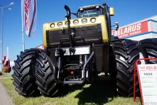 Žlutý traktor Belarus 5022 na výstavě