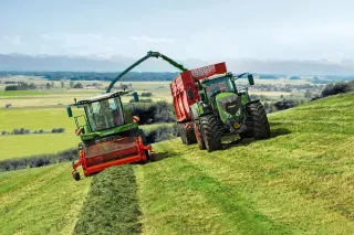 Řezačka Fendt Katana plní vůz na svahu