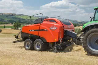 Červený lis Kuhn SB 1290 na poli
