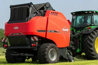 Červený lis Kuhn VB 7190 na poli