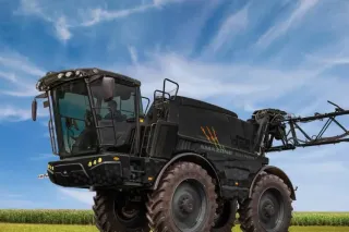 Černý samojízdný postřikovač Amazone Pantera na poli