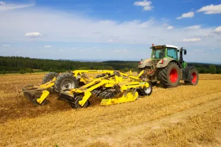Traktor Fendt se žlutým diskovým podmítačem BEDNAR ATLAS na poli