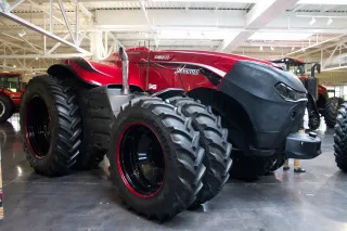 Červený koncept traktoru Case IH Magnum ve výstavní hale