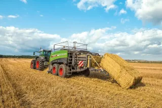 Traktor Fendt s lisem na poli