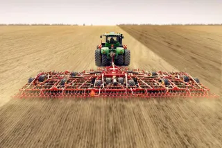 Traktor s širokými branami Väderstad NZ Extreme na poli