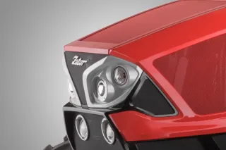 Detail přední části červeného traktoru Zetor Proxima
