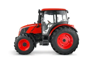 Červený traktor Zetor na bílém pozadí