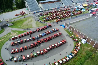 Řady historických traktorů Zetor na výstavě