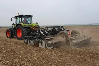 Traktor Claas se strojem AGRO-TOM na poli