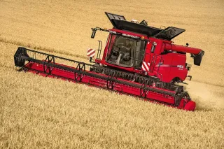 Červená sklízecí mlátička Case IH při sklizni obilí