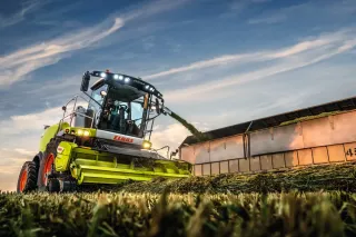 Sklízecí řezačka Claas Jaguar plní píci do přívěsu