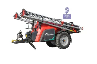 Červený tažený postřikovač Kverneland iXtrack T4 na bílém pozadí