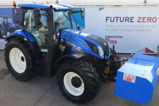 Modrý traktor New Holland na výstavě