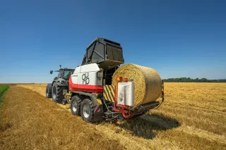 Traktor s lisem Pöttinger Impress na louce
