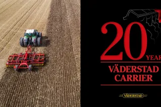 Traktor s červeným podmítačem Väderstad Carrier na poli