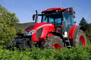Detail červeného traktoru Zetor Forterra