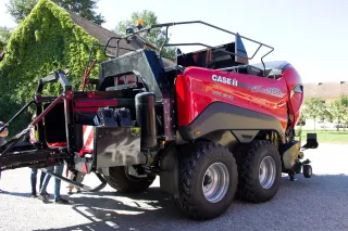 Červený lis na hranolové balíky Case IH LB436 HD