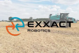 Logo Exxact Robotics se samojízdným postřikovačem v pozadí