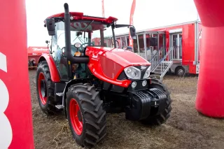 Červený traktor Zetor Proxima na výstavě