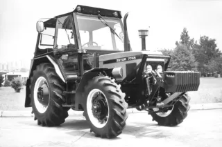 Historický černobílý snímek traktoru Zetor 7745