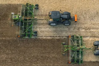 Diskový podmítač Amazone CatrosXL za traktorem při práci na poli