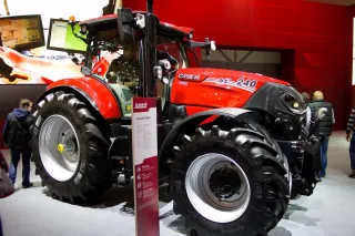 Červený traktor Case IH Puma vystavený na veletrhu