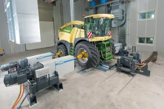 Sklízecí řezačka Krone Big X při testování ve výrobní hale