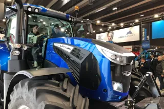 Modrý traktor Landini 7 Robo-Six na výstavě