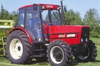 Červený traktor Zetor při práci na poli