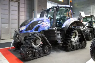 Modrý traktor Valtra na veletrhu TECHAGRO