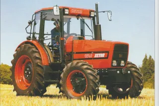 Historický červený traktor Zetor 9540