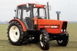 Červený traktor Zetor 9540 na poli