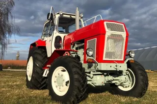 Renovovaný červeno-bílý traktor Fortschritt ZT 303