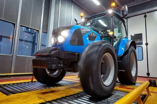 Modrý traktor Landini ve výrobním závodě