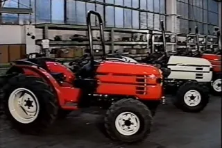 Historický červený malotraktor Zetor Trattorino ve výrobní hale