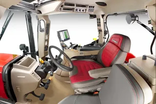 Pohled do kabiny traktoru Case IH s ovládacím displejem