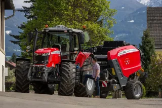 Červený traktor Massey Ferguson u svinovacího lisu