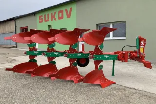 Červenozelený pluh před výrobním závodem Sukov