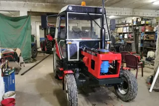 Červený traktor Zetor 5211 při renovaci v dílně