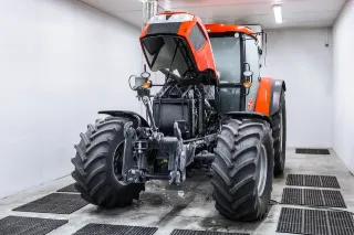 Traktor Zetor při testování v klimatické komoře