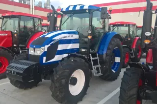Traktory Zetor Forterra v řadě u výrobní budovy