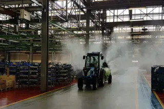 Traktor ve výrobním závodě Argo Tractors při dezinfekci