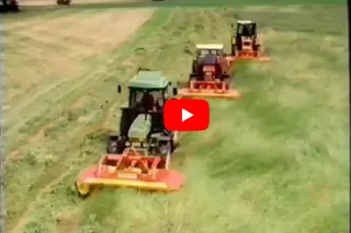 Traktory s žacími stroji FELLA při sečení trávy; náhled historického videa