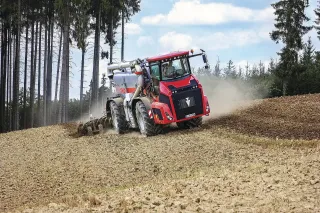 Červený polní stroj Holmer Terra Variant