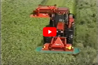 Traktor se žacím strojem při sečení pícnin; náhled historického videa
