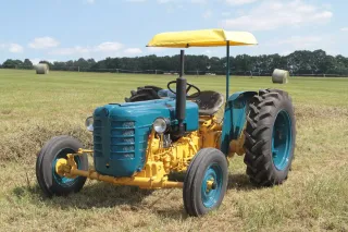 Modrý historický traktor Zetor 3017 na louce