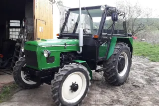 Renovovaný zelený traktor Zetor 5748 v dílně