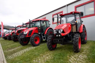 Řada červených traktorů Zetor